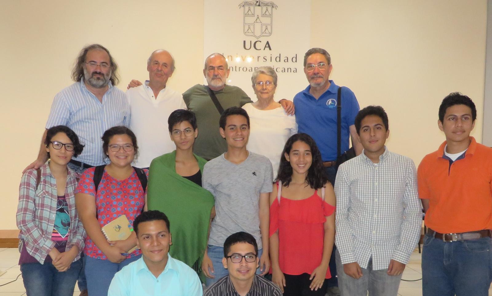 16 Alencart, Coco, Najlis, Avilés y Sauma, con jóvenes del taller literario de la UCA