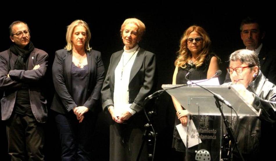 2 Lilliam Moro, ganadora del IV premio, en el Teatro Liceo de Salamanca (foto de José Amador Martín)