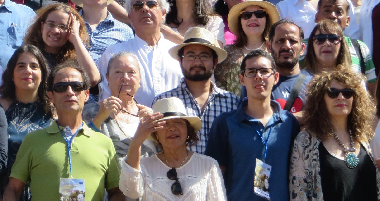 3 Gloria Gabuardi (al centro, en primera fila) con otros poetas del XIV Encuentro