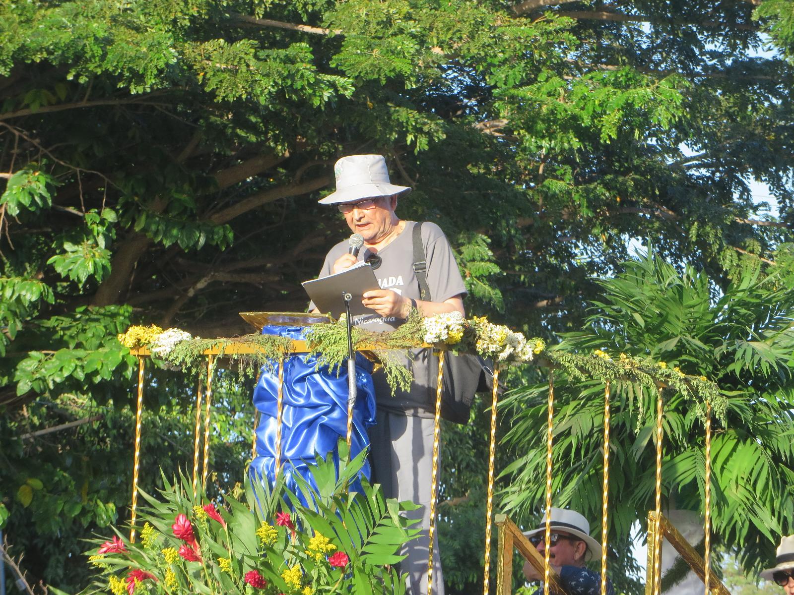 5 Omar Lara leyendo en el Poetamóvil, durante el Carnaval Poético (foto de Jacqueline Alencar) (1600x1200)