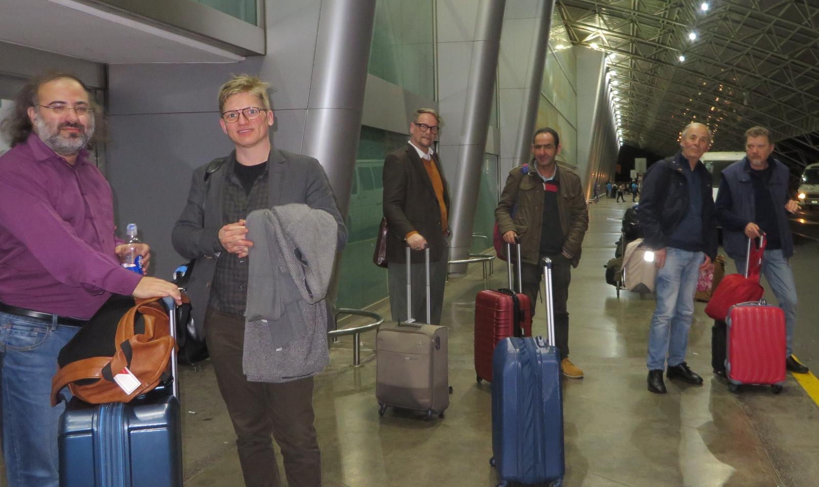 6 Alencart, Glaz Serup, Sigurdsson, Raissouni, Coco y Raffaelli, saliendo del aeropuerto de Managua