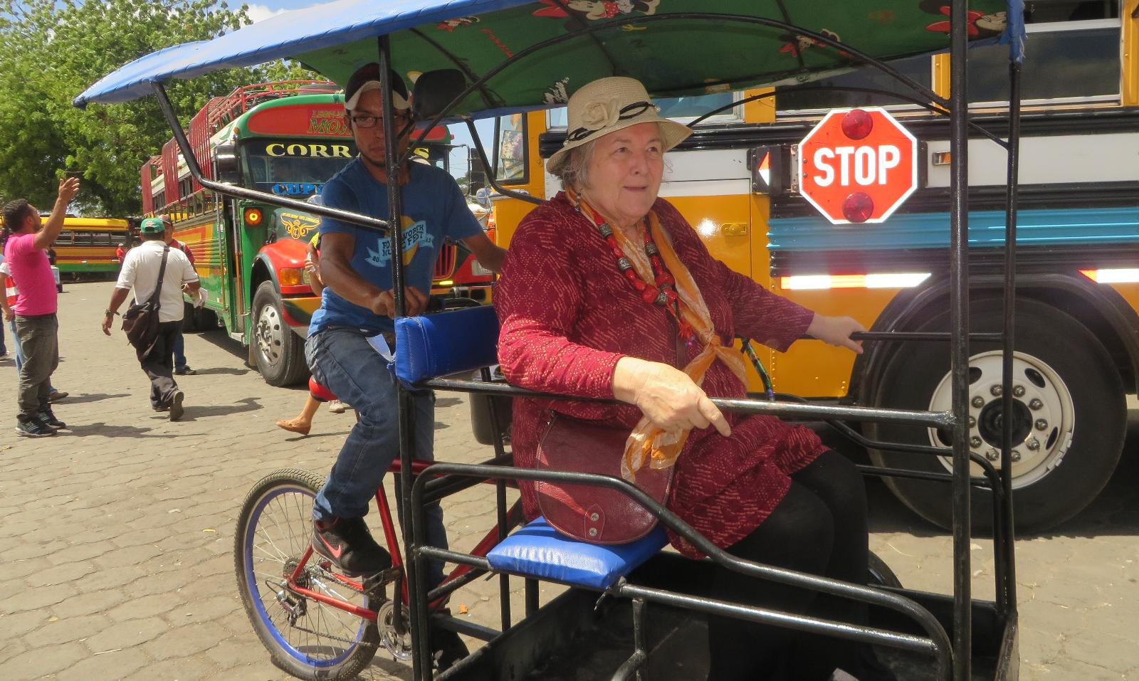 7 Margaret Saine en la terminal de buses de León, Nicaragua (foto de Jacqueline Alencar)