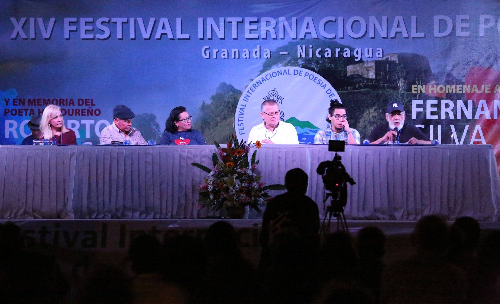 4 Marta Leonor González, con Anastasio Lovo, Blanca Castellón y Roberto Fernández Iglesias, entre otros