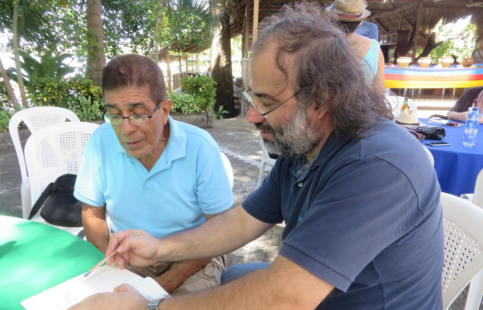 9 Alencart firmando un libro a Uriarte, en la isleta La Ceiba, del lago Cocibolca