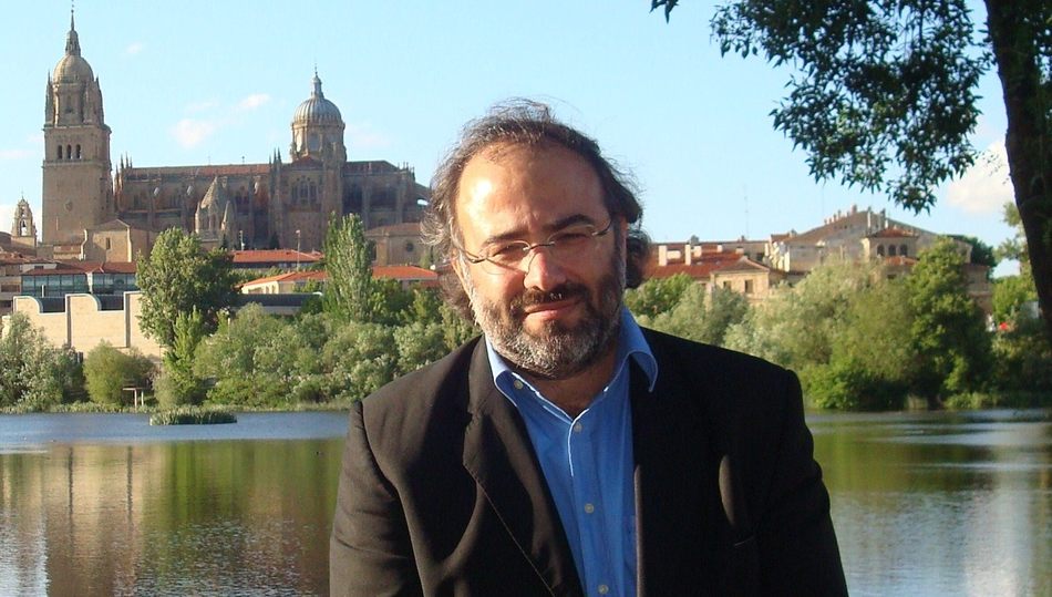 1 El poeta Alfredo Pérez Alencart, con su Salamanca al fondo (foto de J. Alencar)