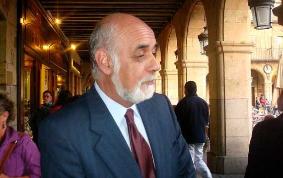 1 El poeta chileno Juan Antonio Massone en la Plaza Mayor de Salamanca (Foto de jacqueline Alencar, 2008)